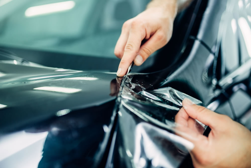 Oscuramento vetri auto con pellicole omologate: la miglior difesa contro  il caldo!